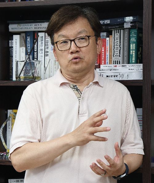 장민 금융연구원 선임연구위원이 아시아경제와 인터뷰를 하고 있다. 윤동주 기자