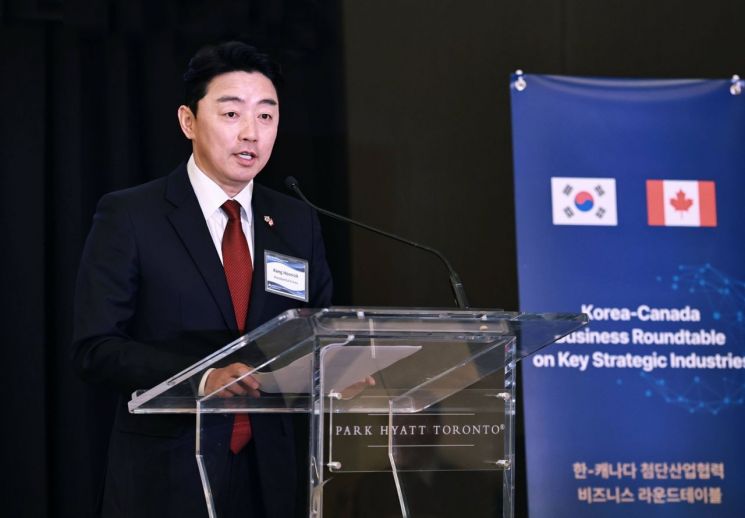 강훈식 대통령비서실장이 1일(현지시간) 한-캐 첨단산업협력 비즈니스 라운드테이블에 참석해 발언을 하고 있다.(사진= 강훈식 대통령비서실장 페이스북)