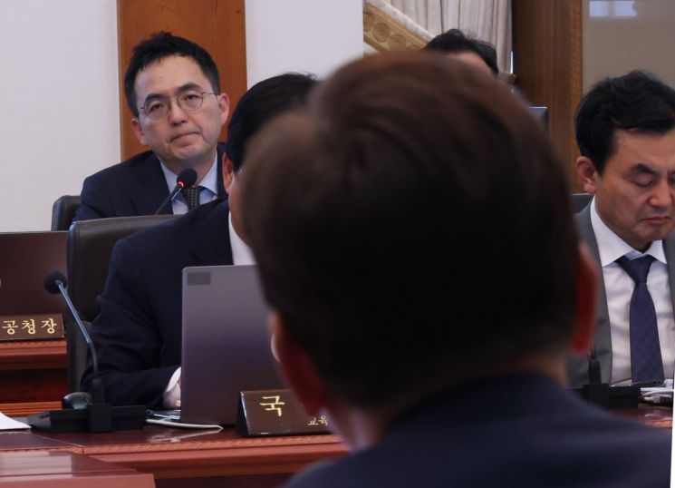 구자현 검찰총장 직무대행이 2일 청와대에서 열린 국무회의 겸 비상경제점검회의에서 이재명 대통령 발언을 듣고 있다. 2026.6.2 연합뉴스
