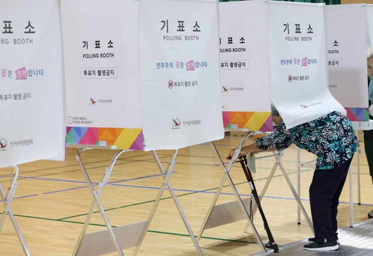 제9회 전국동시지방선거일인 3일 강원 춘천시 봄내초등학교 체육관에 마련된 석사동 제6투표소에서 유권자 허영숙(88) 씨가 소중한 한 표를 행사하고 있다. 연합뉴스