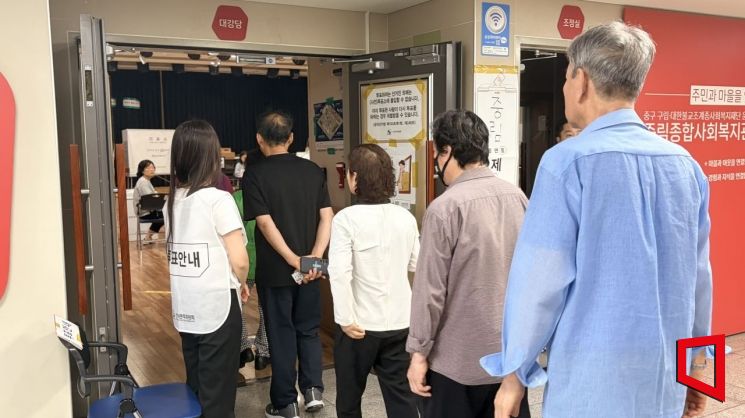 제9회 전국동시지방선거 투표일인 3일 오전 6시께 서울 중구 중림동 제2투표소에서 문이 열리자마자 이른 아침 투표권을 행사하려는 시민들이 줄을 지어 입장하고 있다. 이지예 기자