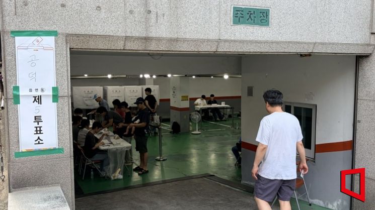 3일 오전 6시40분께 서울 마포구 공덕동 원창고시원 지하주차장에 마련된 제5투표소에 한 유권자가 투표를 하기 위해 입장하고 있다. 이지예 기자