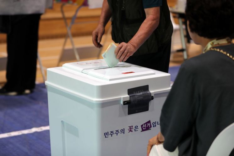 제9회 전국동시지방선거 투표일인 3일 강원 춘천시 강남동 제1투표소가 마련된 남춘천중학교에서 유권자들이 투표하고 있다. 연합뉴스
