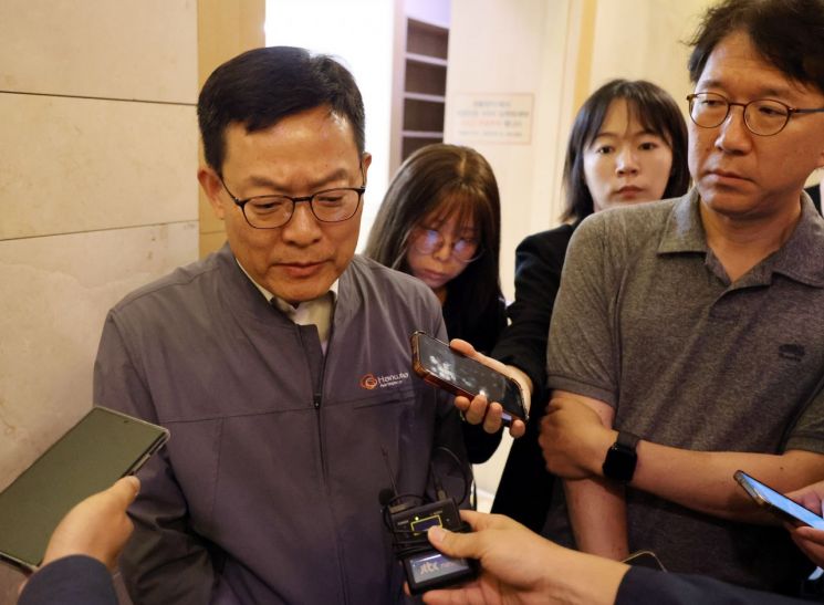 한화에어로스페이스 대전사업장 폭발 사고 사망자의 신원확인이 완료된 3일 오전 손재일 한화에어로스페이스 대표가 대전 유성구의 한 병원 장례식장에서 유가족을 두 차례 만난 뒤 취재진에게 발언하고 있다. 연합뉴스