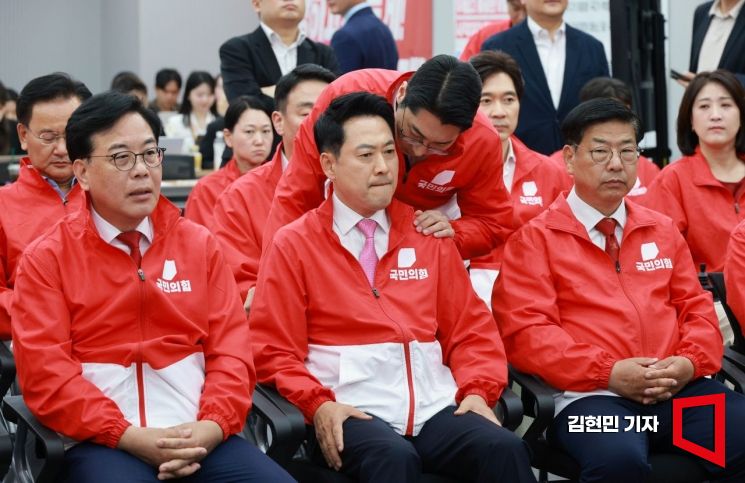 장동혁 국민의힘 상임선거대책위원장이 3일 서울 여의도 당사에 마련된 개표 상황실에서 제9회 전국동시지방선거 및 6.3 국회의원 재보궐선거 방송사 출구조사 결과를 지켜보며 박준태 당대표 비서실장의 보고를 받고 있다. 2026.06.03 김현민 기자