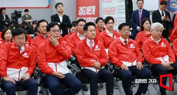 장동혁 국민의힘 상임선거대책위원장과 송언석 공동선대위원장 등 공동선대위원장들이 3일 서울 여의도 당사에 마련된 개표 상황실에서 제9회 전국동시지방선거 및 6.3 국회의원 재보궐선거 방송사 출구조사 결과를 보고 있다. 2026.06.03 김현민 기자