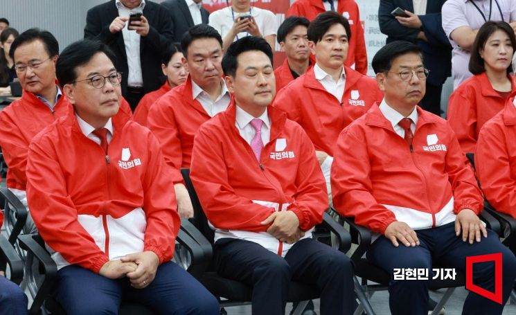 장동혁 국민의힘 상임선거대책위원장과 송언석 공동선대위원장 등 공동선대위원장들이 3일 서울 여의도 당사에 마련된 개표 상황실에서 제9회 전국동시지방선거 및 6.3 국회의원 재보궐선거 방송사 출구조사 결과를 보고 있다. 2026.06.03 김현민 기자