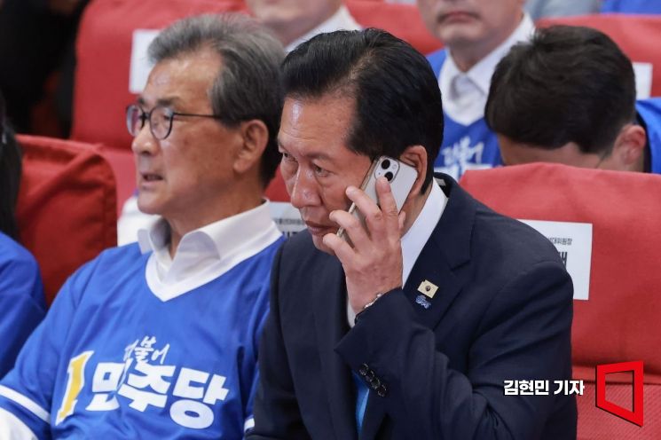 정청래 더불어민주당 총괄상임선거대책위원장이 3일 국회 의원회관에 마련한 제9회 전국동시지방선거·국회의원 재보궐선거 개표상황실에서 출구조사 결과를 기다리며 통화하고 있다. 2026.6.3 김현민 기자