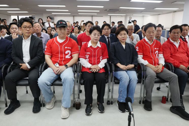 국민의힘 오세훈 서울시장 후보 캠프 관계자들이 3일 서울 종로구 대왕빌딩에 마련된 선거사무소에서 제9회 전국동시지방선거 방송3사 출구조사 결과를 확인하고 있다. 왼쪽부터 김병민 선대위 대변인, 김재섭, 윤희숙 공동선대위원장, 조은희 총괄선거대책본부장, 박수민 공동선대위원장, 김선동 총괄본부장. 연합뉴스