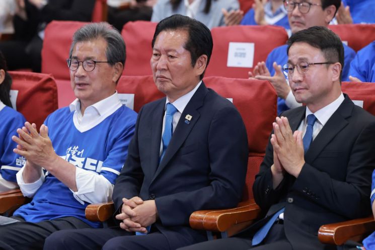 정청래 더불어민주당 대표가 3일 국회의원회관에 마련된 제9회 전국동시지방선거 개표상황실에서 출구조사 결과를 지켜보고 있다. 연합뉴스