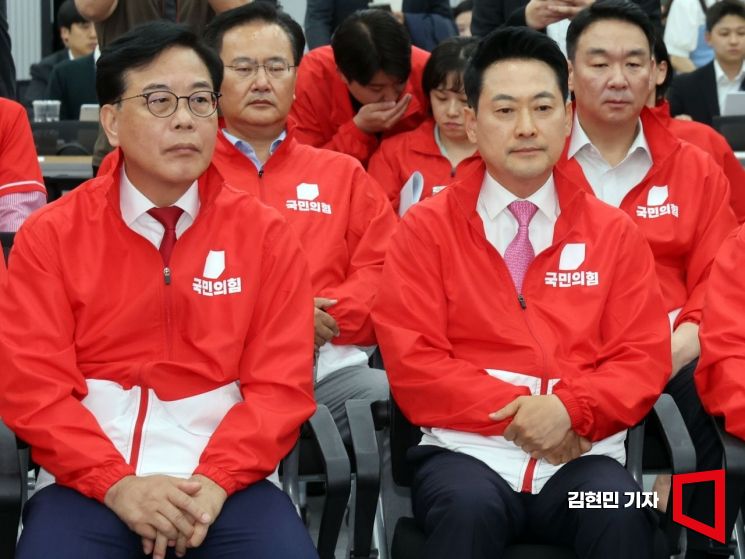 장동혁 국민의힘 대표를 비롯한 지도부 및 의원, 당직자들이 3일 서울 여의도 중앙당사에 마련된 개표상황실에서 지방선거 및 국회의원 보궐선거 출구조사 방송을 지켜보고 있다. 2026.6.3 김현민 기자