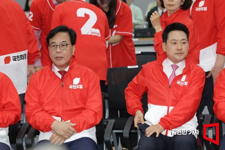 장동혁 국민의힘 상임선거대책위원장과 송언석 공동선대위원장이 3일 여의도 국민의힘 당사에 마련된 개표상황실에 착석해 있다. 2026.6.3 김현민 기자