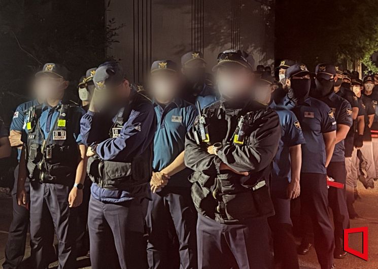 3일 투표용지 부족 사태가 발생한 서울 송파구 잠실7동 제2투표소에 경찰 기동대 수십명이 투입됐다. 박호수 기자