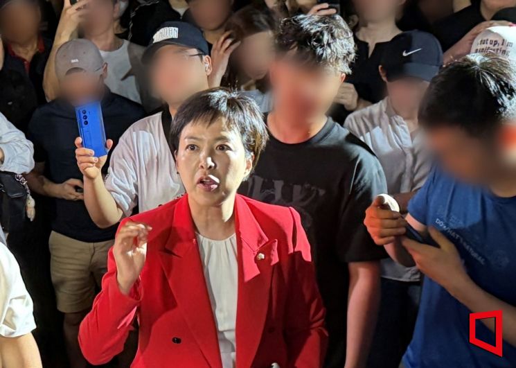3일 투표용지 부족 사태가 발생한 서울 송파구 잠실7동 제2투표소에 김은혜 국민의힘 의원이 찾아 항의하고 있다. 박호수 기자