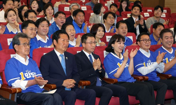 더불어민주당 정청래 총괄상임선거대책위원장과 한병도 공동상임선대위원장, 이시종 공동상임선대위원장이 3일 국회 의원회관에 마련한 제9회 전국동시지방선거·국회의원 재보궐선거 개표상황실에서 출구조사 결과를 차분하게 지켜보고 있다. 국회사진기자단 연합뉴스