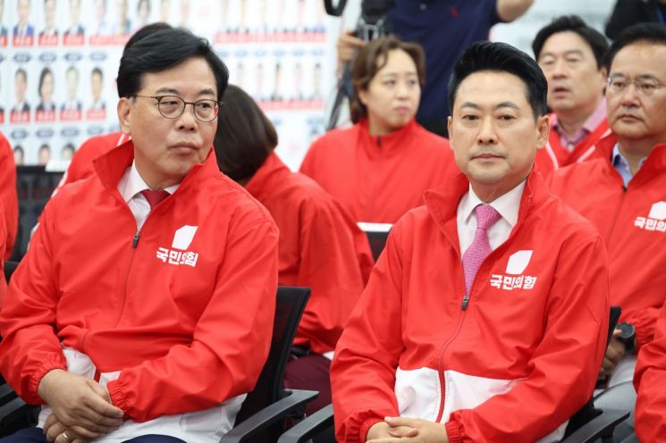 국민의힘 장동혁 상임선거대책위원장과 송언석 공동선대위원장이 3일 서울 여의도 국민의힘 중앙당사에 마련된 국민의힘 개표상황실에서 제9회 전국동시지방선거 개표방송 출구조사 결과를 지켜보고 있다. 국회사진기자단. 연합뉴스