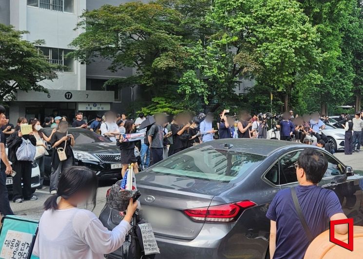 4일 오전 8시께 잠실7동 제2투표소가 마련된 한 아파트 단지 경로당에서 전날 밤부터 몰려든 시민들과 보수 성향 유튜버 등이 10시간 넘게 투표함 반출을 저지하고 있다. 박재현 기자