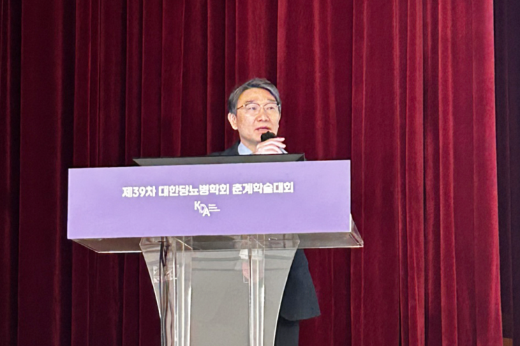 대한당뇨병학회에서 아시아인 특화 'ENVELOP' 연구를 통해 '엔블로'의 심혈관·신장·대사(CKM) 통합 관리 효능과 안정적인 중간 분석 결과를 발표하고 있다. 대웅제약