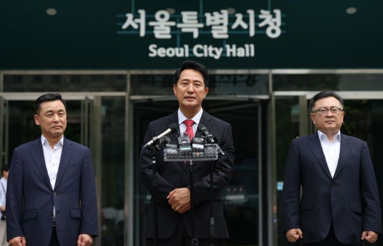 6·3 지방선거에서 서울시장 당선이 사실상 확정된 국민의힘 오세훈 후보가 4일 서울시청으로 들어가기 전 인사말을 하고 있다. 연합뉴스