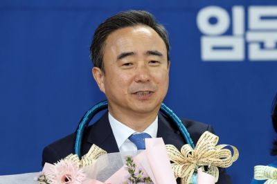제9회 전국동시지방선거 및 국회의원 보궐선거가 치러진 3일 오후 더불어민주당 임문영 광주 광산을 국회의원 후보가 당선 유력 소식에 소감을 말하고 있다. 연합뉴스