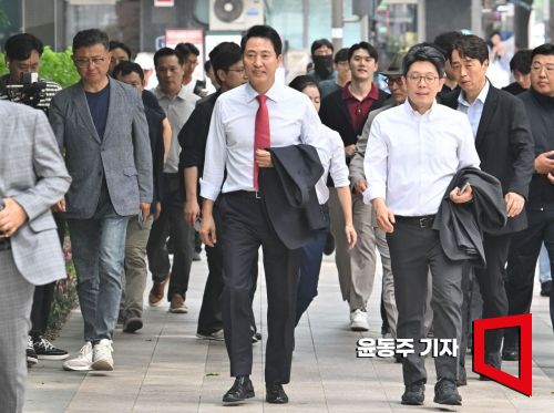 4일 6·3 지방선거를 승리한 오세훈 서울시장이  서울시청으로 걸어오고 있다.  2026.06.04 윤동주 기자