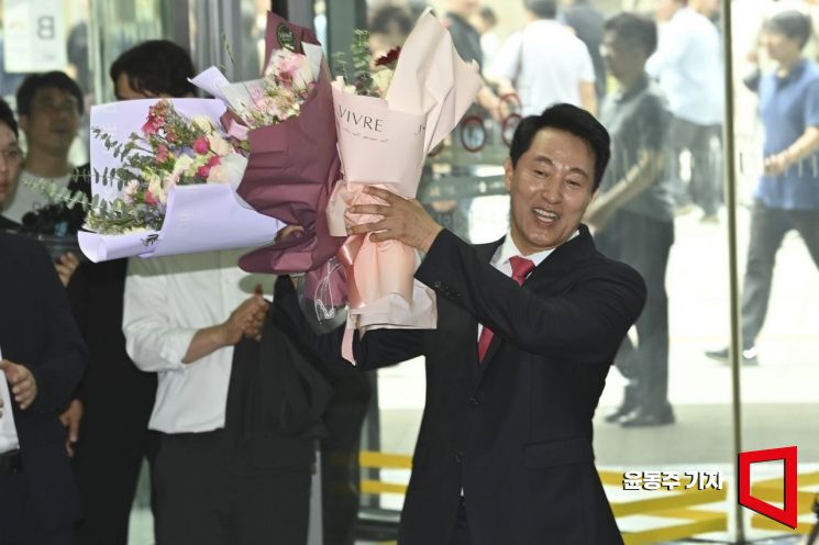 6·3 지방선거를 승리한 오세훈 서울시장이 4일 서울시청에서 직원들에게 꽃다발을 받고 있다.  2026.06.04 윤동주 기자
