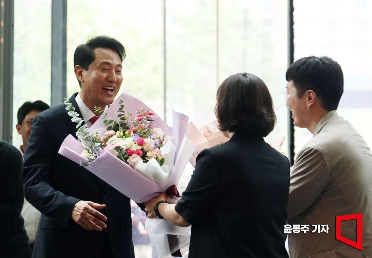 4일 6·3 지방선거에서 승리한 오세훈 서울시장이  서울시청에서 직원들에게 꽃다발을 받고 있다.  윤동주 기자