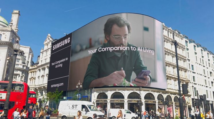 삼성전자가 영국 런던 피카딜리 광장(Piccadilly Circus)에서 '당신의 AI 일상 동반자(Your companion to AI Living)'를 주제로 새로운 글로벌 영상 캠페인을 진행한다. 삼성전자