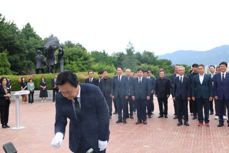 강기윤 창원시장 당선인, 첫 일정은 충혼탑 참배