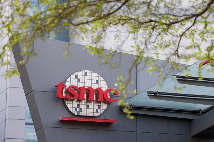 TSMC 회장 "AI 수요에 반도체 공급 수년간 부족"