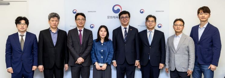 최휘영(왼쪽 다섯 번째) 문화체육관광부 장관과 게임물관리위원회 신임 위원들이 기념촬영을 하고 있다. 문체부 제공
