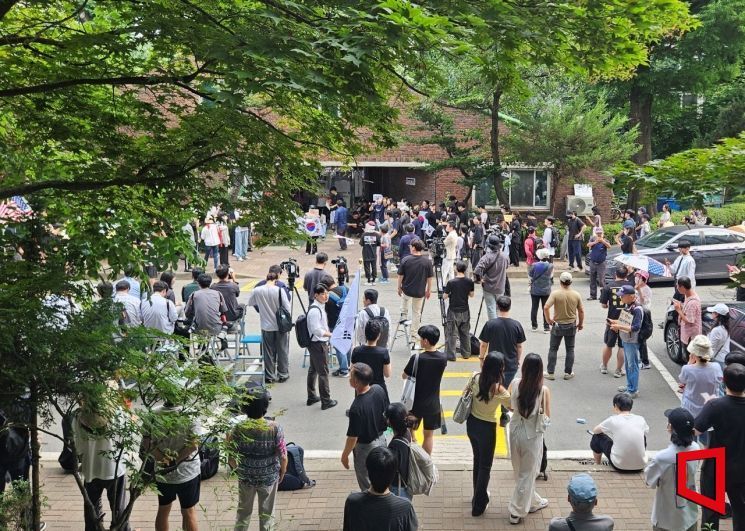 4일 오전 8시께 잠실7동 제2투표소가 마련된 한 아파트 단지 경로당에서 전날 밤부터 몰려든 시민들과 보수 성향 유튜버 등이 10시간 넘게 투표함 반출을 저지하고 있다. 박재현 기자