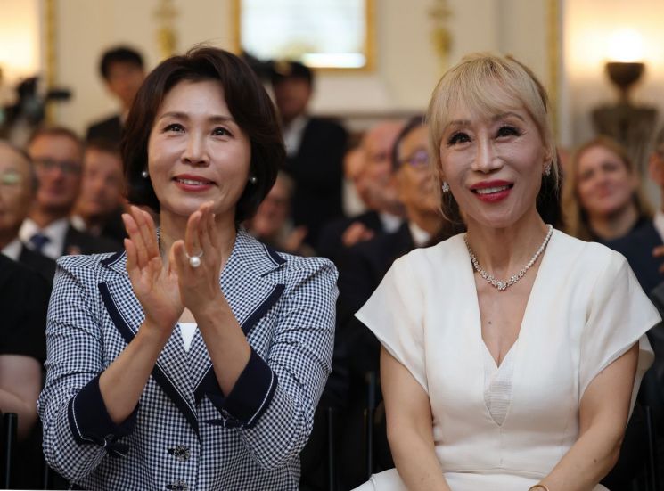 Mrs. Kim Hye-kyung and soprano Jo Sumi are taking a commemorative photo at the Korea-France Diplomatic Relations 140th Anniversary event held on June 4, 2026, at Deoksugung Seokjojeon, Seoul. Photo by Yonhap News