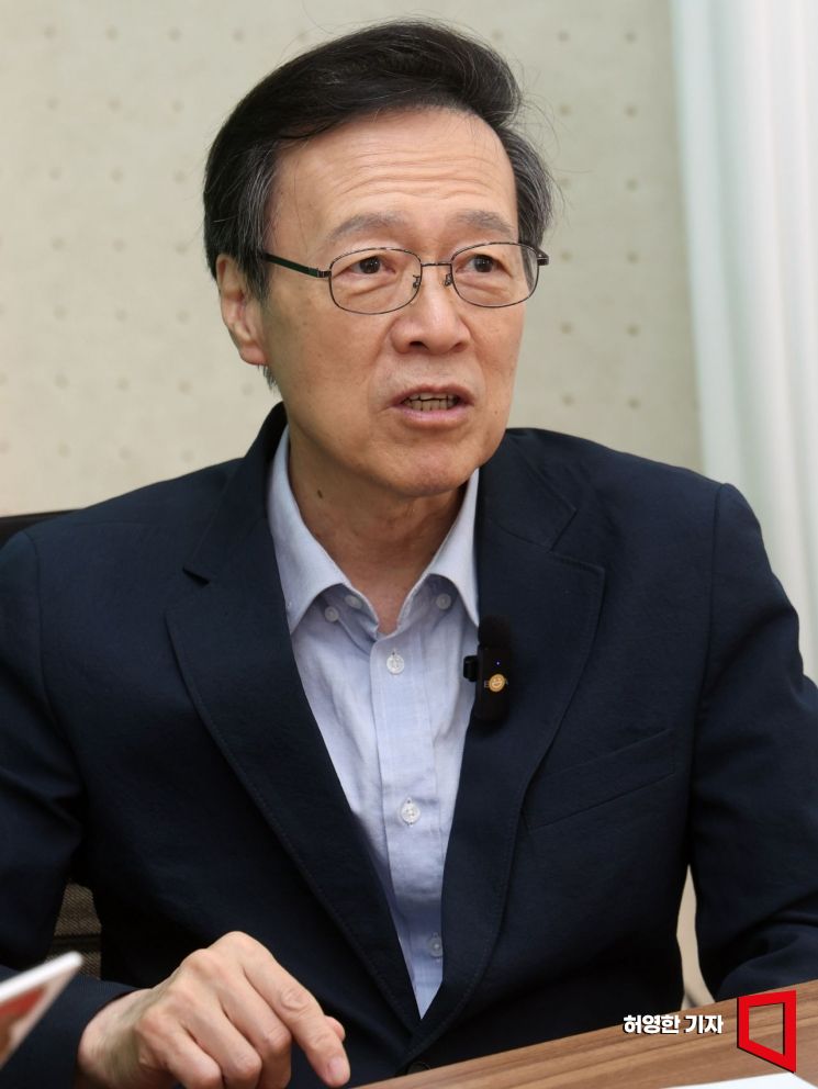 최창렬 용인대 교수가 지난 4일 소종섭의 시사쇼에 출연해 6·3 지방선거 결과에 대해 이야기하고 있다. 허영한 기자