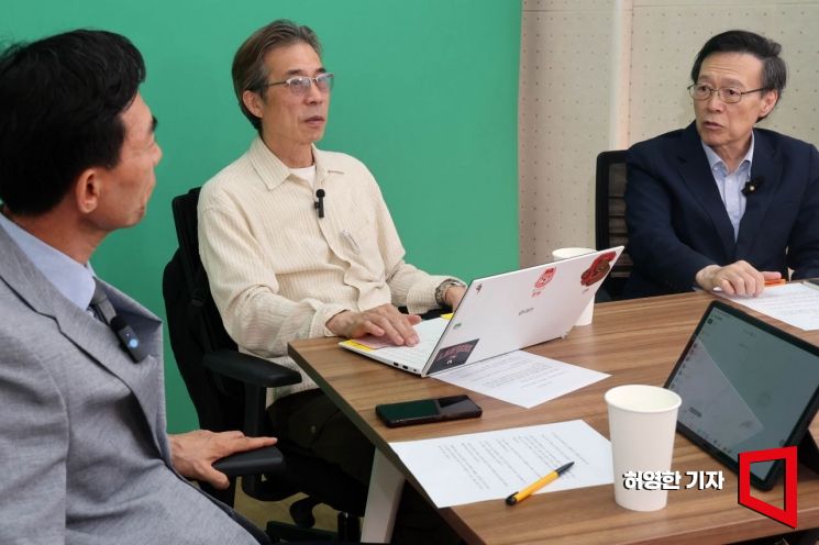박명호 동국대 교수(가운데)와 최창렬 용인대 교수(오른쪽)가 지난 4일 서울 중구 충무로 아시아경제 본사에서 소종섭의 시사쇼에 출연해 소종섭 스페셜리스트와 6·3 지방선거 결과에 대해 대담하고 있다. 허영한 기자