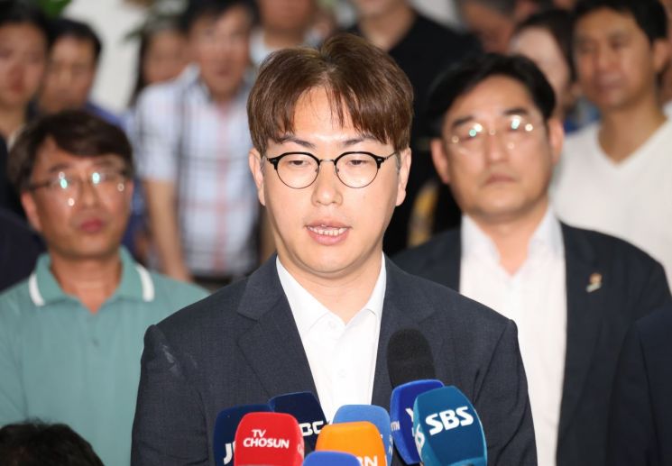 더불어민주당 하정우 부산 북갑 국회의원 보궐선거 후보가 4일 부산 북구 선거사무소에서 패배를 인정하는 입장을 밝히고 있다. 연합뉴스