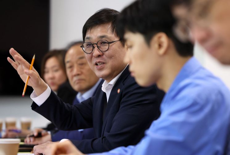 최휘영 문화체육관광부 장관이 30일 서울 종로구 국립현대미술관 서울관에서 열린 문화예술정책자문위원회 게임분과 제2차 회의에서 위원들과 논의하고 있다. 문화체육관광부