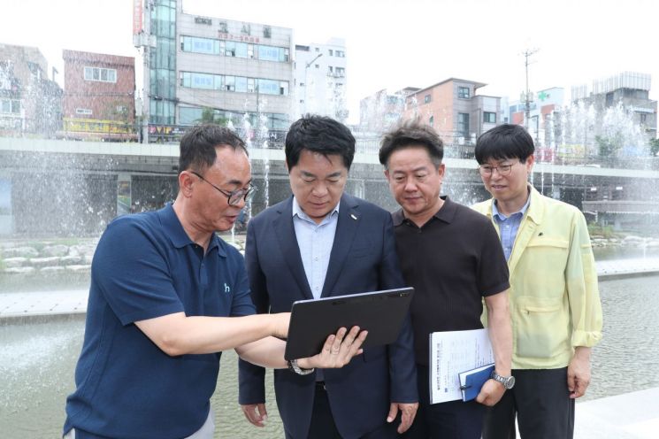 3선에 성공한 박준희 관악구청장(왼쪽 두 번째)이 별빛내린천 음악분수 현장을 찾아 상황을 점검하고 있다. 관악구 제공.