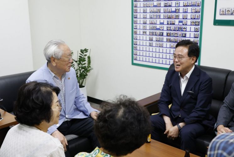 대한노인회를 방문한 진교훈 강서구청장(오른쪽). 강서구 제공.