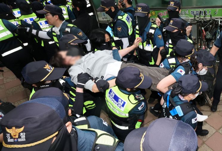 5일 서울 송파구 잠실7동 2투표소 앞에서 경찰이 투표함 이송을 위해 이를 막아선 시위대를 해산 조치하고 있다. 연합뉴스