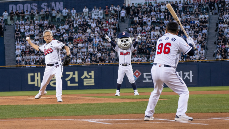두산베어스 시구하는 젠슨 황…그가 두산그룹을 선택한 이유