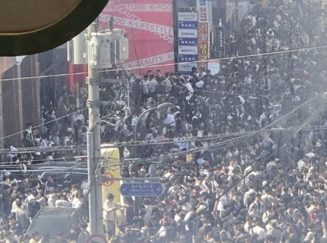 A crowd gathered at the 'Pokemon Megafesta 2026' event held in the Seongsu-dong area of Seongdong-gu, Seoul, on the 1st. As the crowd grew, the organizers canceled multiple events, citing "for the safety of the attendees." Screenshot from social media.