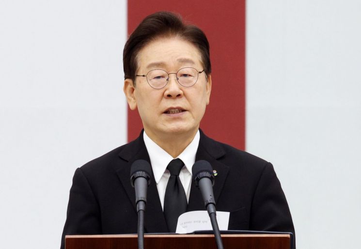이재명 대통령이 5일 성남 서울공항에서 열린 한·미 6·25전사자 유해 상호봉환식에서 추모사를 하고 있다. 2026.6.5 [청와대통신사진기자단] 연합뉴스