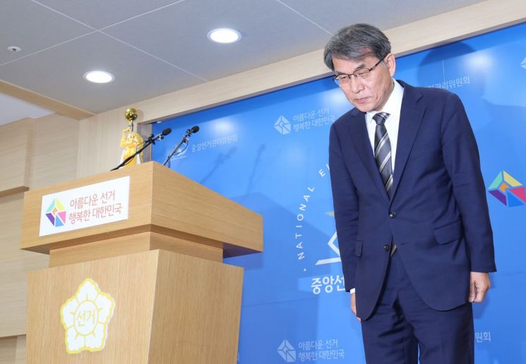 노태악 중앙선거관리위원장이 5일 경기도 과천 중앙선거관리위원회에서 투표용지 부족 사태에 대한 대국민 사과를 하고 있다. 연합뉴스