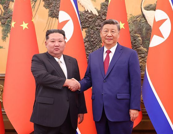 김정은(왼쪽) 북한 국무위원장과 시진핑(오른쪽) 중국 국가주석이 회담에 앞서 악수하고 있다. 로이터 연합 로이터연합뉴스