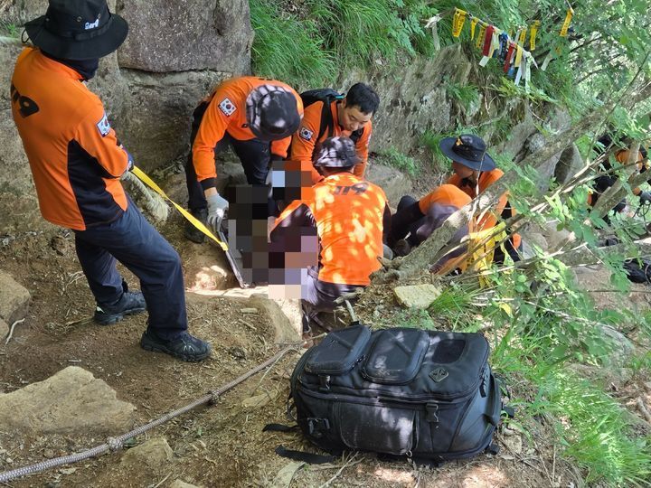 경북 문경시 희양산 정상 인근에서 60대 여성 등산객이 추락해 숨지는 사고가 발생했다. 경북소방본부