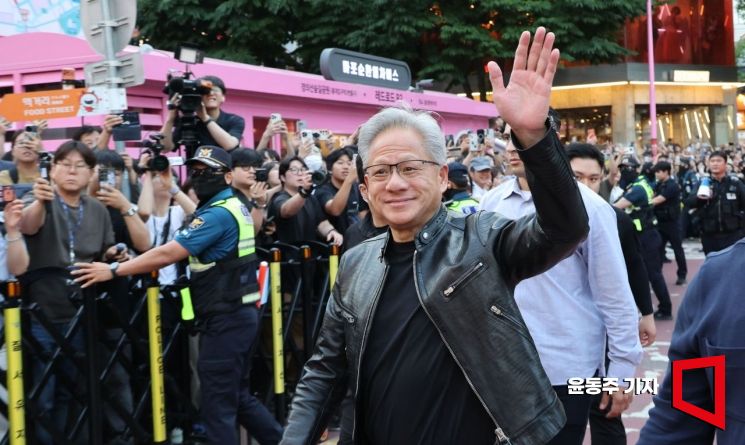 젠슨 황 엔비디아 최고경영자(CEO)가 지난 5일 서울 마포구 서교동의 한 고깃집에서 열린 최태원 SK회장, 구광모 LG회장, 이해진 네이버 의장과의 삼겹살 회동에 참석하고 있다. 윤동주 기자