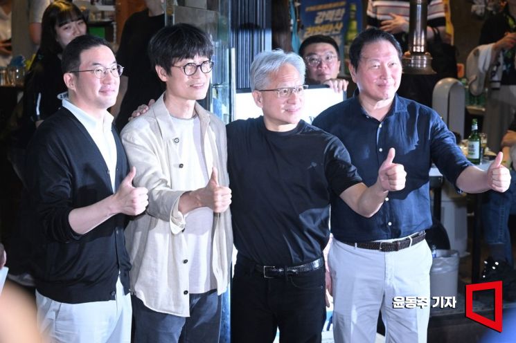 젠슨 황 엔비디아 최고경영자(CEO)가 5일 서울 마포구 서교동의 한 고깃집에서 최태원 SK회장, 구광모 LG회장, 이해진 네이버 의장과 삼겹살 회동을 마친 후 기념촬영을 하고 있다. 2026.06.05 윤동주 기자