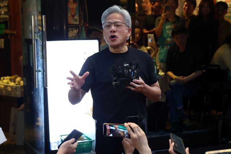 젠슨 황 엔비디아 최고경영자(CEO)가 5일 서울 마포구 홍대 인근 삼겹살 음식점 '형님 저요'에서 최태원 SK그룹 회장, 구광모 LG그룹 회장, 이해진 네이버 의장과 '삼소(삼겹살·소주) 회동’을 하며 취재진 질문에 답하고 있다. 연합뉴스.