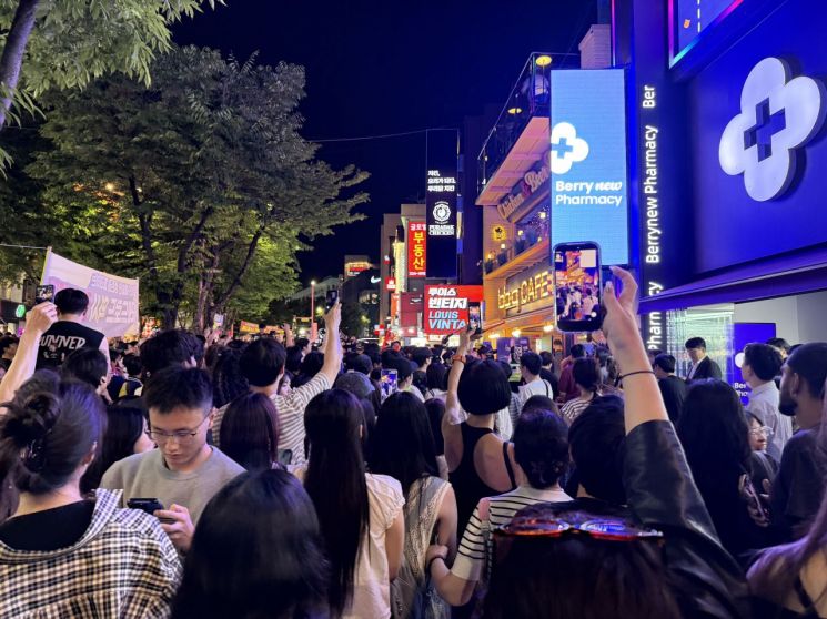 젠슨 황 엔비디아 최고경영자(CEO), 최태원 SK그룹 회장, 구광모 LG그룹 회장, 이해진 네이버 의장 등이 5일 모인 서울 마포구 비비큐(BBQ) 홍대입구점 앞에 인파가 몰린 모습. 이명환 기자.